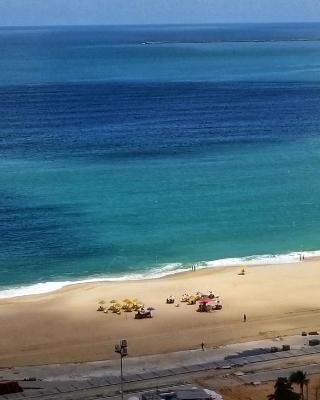 Beira mar Meireles a um passo do mar