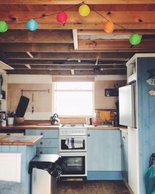 Stargazing Beach Hut on Mudeford Sandbank with wake up sea views