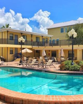 Beach Condo in Gated Complex, Heated Courtyard Pool, Ocean only 1 block away!