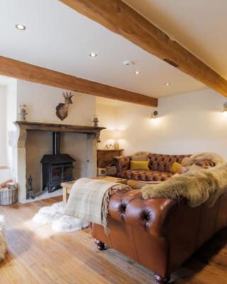 5 Star Cottage on the Green with Log Burner - Dog Friendly