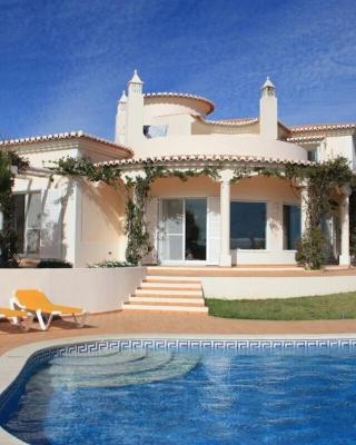 Villa with beautiful see views & spacious garden
