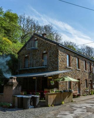 Lovely Holiday Home in Marcourt with Roofed Terrace Garden