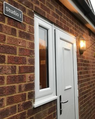 Studio-1-Staines/Heathrow/London-own entrance