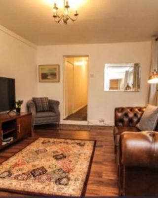 Charming Victoria Conversion Flat in Brentwood with a Garden & Free Parking