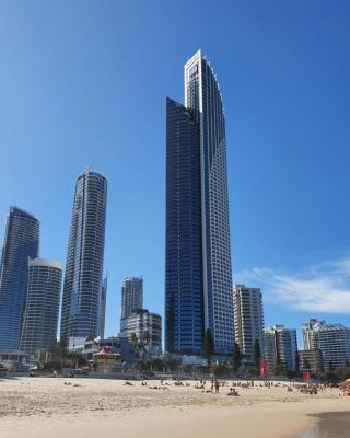 High-End Apartment in the Soul of Surfers Paradise