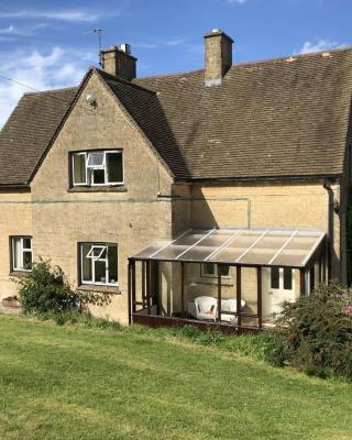 Beautiful 3 bedroomed Cotswolds Farmhouse
