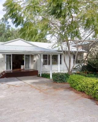 Dutchies Haven, 11 Christmas Bush Ave - Pet friendly, large enclosed yard, air con and Wi-Fi