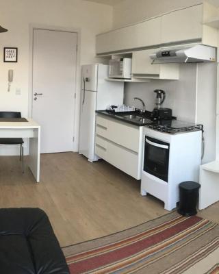 609-Apartamento Decorado Encantador, mobiliado, amplo com 1 vaga de garagem, excelente localização no Rebouças