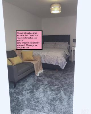 Flat 2 - Entire Modern Two Bedrooms home with en-suite & free parking close to QMC, City centre and Notts uni - Self check in