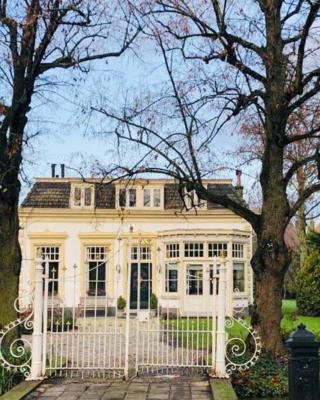 Tiny house in tuin van de statige villa Mariahof