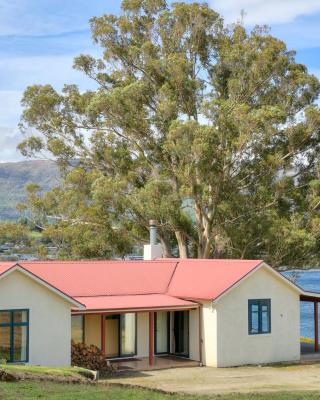 The Lakefront Gem - Wanaka Holiday Home