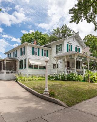 Carriage House Bed & Breakfast