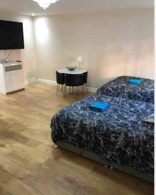 BIG ROOM rusholme WITH TV AND PRIVATE BATHROOM-parking&wifi