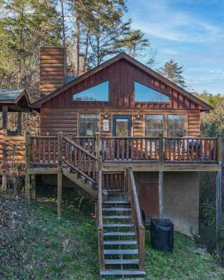 Secluded Cabin Near Smoky Mountains. Hot Tub! Honeymoon!