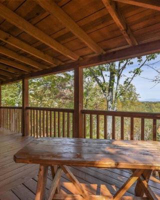 View! Cozy, Private, Fireplace, Hot Tub Log Cabin, Honeymoon!