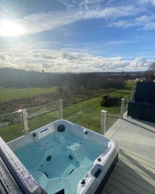 Hot Tub Lodge with Panoramic Views & Free Golf