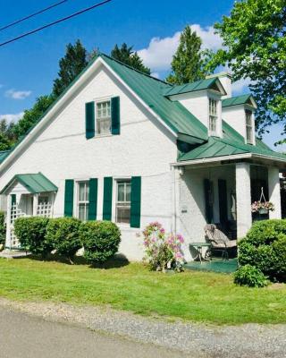 Across The INN Entire 3 bedrooms Colonial House with lovely porch and extremely fast Wi-Fi