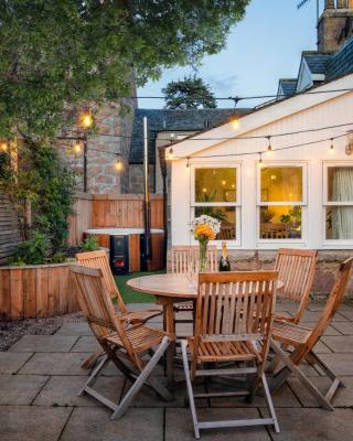 Riverside Cottage with wood fired hot tub in Cairngorms