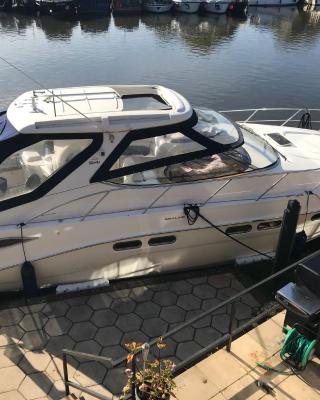 ENTIRE LUXURY MOTOR YACHT 70sqm - Oyster Fund - 2 double bedrooms both en-suite - HEATING sleeps up to 4 people - moored on our Private Island - Legoland 8min WINDSOR THORPE PARK 8min ASCOT RACES Heathrow WENTWORTH LONDON Lapland UK Royal Holloway