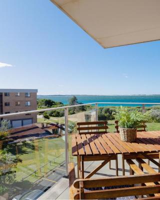 Promenade 12, 8 Intrepid Cl - fantastic waterfront unit with air con and Wifi