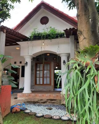 OMAH LUMUT Malang, Best Family Villa 3 Bedrooms Free Pool Kolam Renang