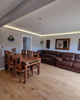 Crown Meadow - 4 Bedroom House - Heathrow - ExcellentStays