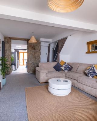 Central Penzance, Modern stylish home, Near Seafront with Gated parking