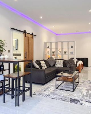 The Studio, Luxury Modern Apartment in The South Hams, Stunning walks on the doorstep, a 20 minute drive to the beautiful sandy beaches, quiet courtyard setting, Shops, Bars and Restaurants a short walk away!