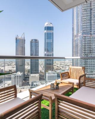 Business Bay Apt with Rooftop Pool, Fast WiFi, and near Burj Khalifa