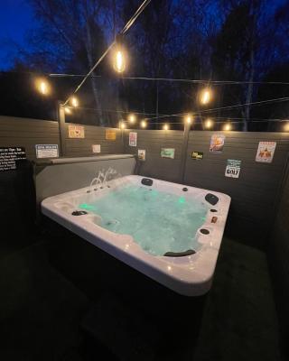 Tigers Wood - 2 bed hot tub lodge with free golf, NO BUGGY