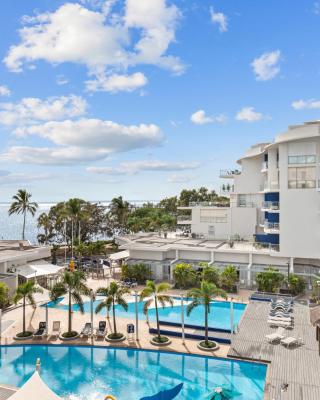 Hamptons Meets Hervey Bay In Upmarket Resort - Ocean Views