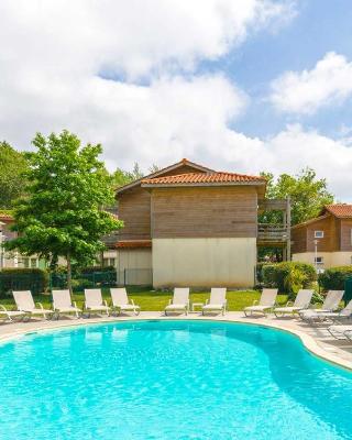 F2 avec cabine et piscine au bord du lac d 'Aureilhan,proche de Mimizan plage