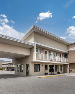 Econo Lodge Inn & Suites