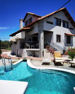 Rural villa Private pool, BBQ, court ,20' airport