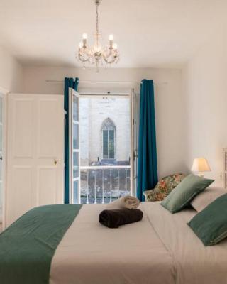 Bien d'exception en face du Palais des Papes