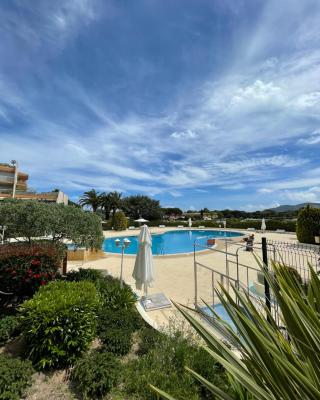 Beau studio dans résidence avec piscine et vue sur la ville - 5min des plages