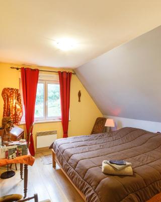 Chambre avec grand lit