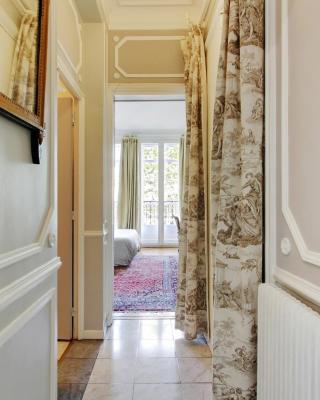 Suite junior avec balcon et vue sur Arc de Triomphe