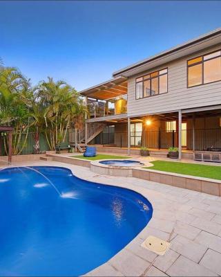 Harrys @ Shelly Beach - family home with pool