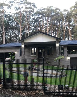 Self contained apartment a few mins from Puffing Billy in Clematis