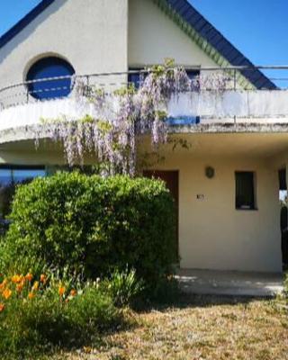 Chambre dans Maison fleurie et calme