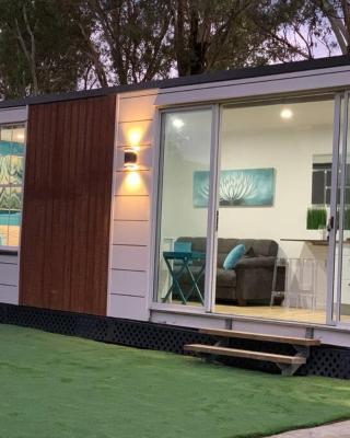Tiny House in Belconnen 1BR Self Contained Wine