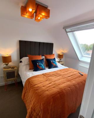 THE HIDEAWAY - LUXURY SELF CATERING COASTAL APARTMENT with PRIVATE ENTRANCE & KEY BOX ENTRY JUST A FEW MINUTES WALK TO THE BEACH, SOLENT WAY WALK, SHOPS and many EATERIES & BARS - FREE OFF ROAD PARKING,FULL KITCHEN, LOUNGE,BEDROOM , BATHROOM & WI-FI