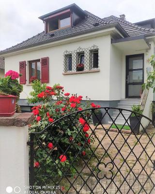 Colmar Room,chambre privée chez l'habitant,parking voiture devant la maison,garage moto et vélo