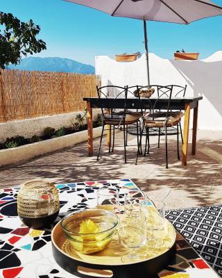 Appartement T2bis Sartène 60m2 avec jolie terrasse de 25m2 et vue panoramique mer et montagne sur le Golfe du Valinco - Quartier calme à 10mn à pied du centre ville - Idéal pour 4 personnes et possibilité de 6 couchages - Place de parking réservée