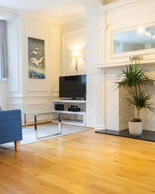 Executive City Centre Apartment with Gated Parking and Stylish Rooms includes Privacy and Space with Luxury Feel plus Courtyard Garden in Amazing Location and Very Highly Rated