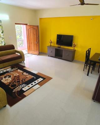 Tirupati Homestay - 2BHK AC Family Apartments near Alipiri and Kapilatheertham - Walk to A2B Veg Restaurant - Super fast WiFi - Android TV - 250 Jio Channels - Easy access to Tirumala