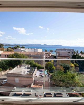 Très beau T2 climatisé refait à neuf, vue mer panoramique exceptionnelle à 120m à pied de la plage