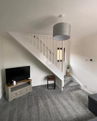 Newly Refurbished Beautiful Location 1 Bedroom Residential House sleeps 4