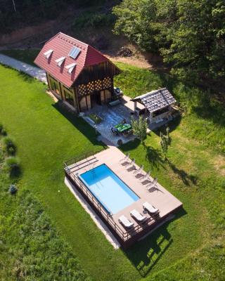 Rustic retreat with pool počitnice na kozolcu